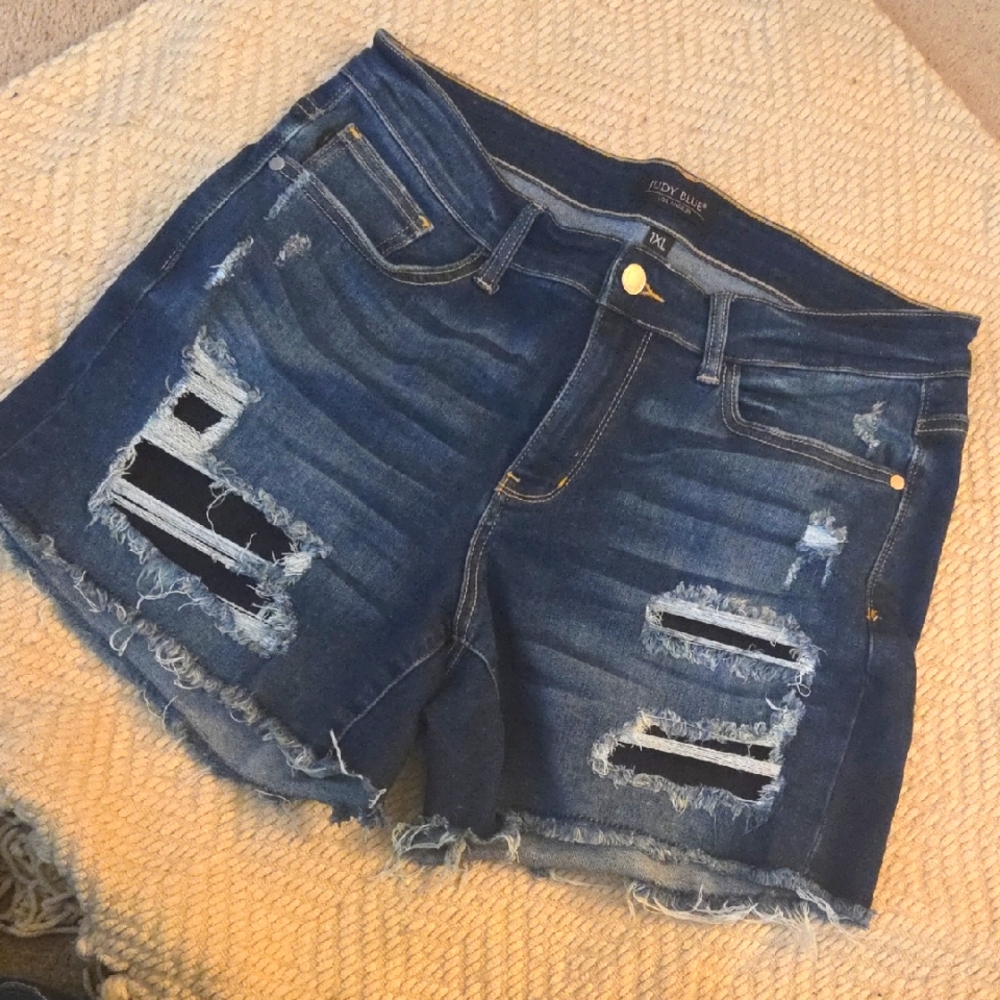 14/16W Judy Blue Distressed Shorts